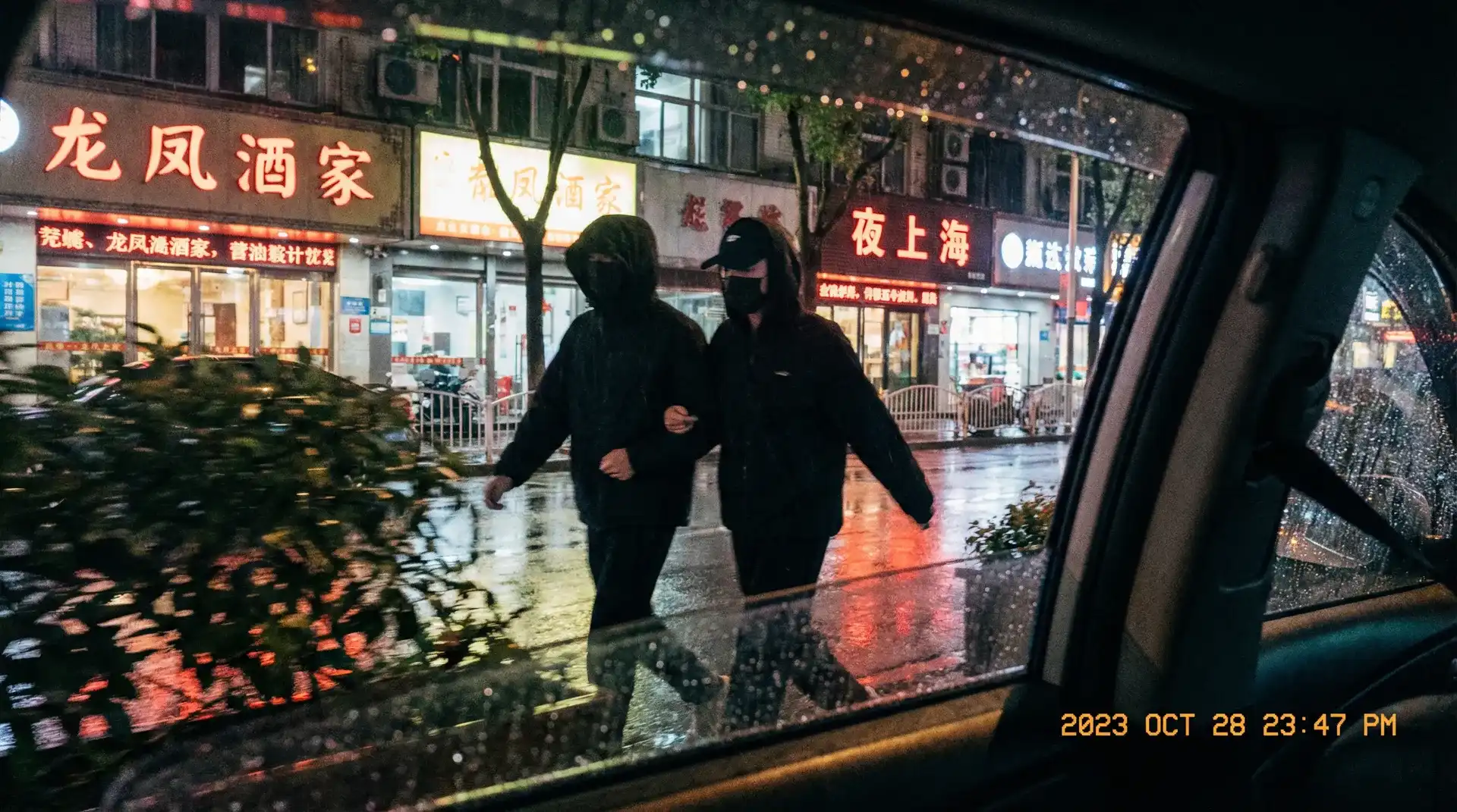 雅虎体育官网 - 顶流明星深夜密会现场抓拍照片